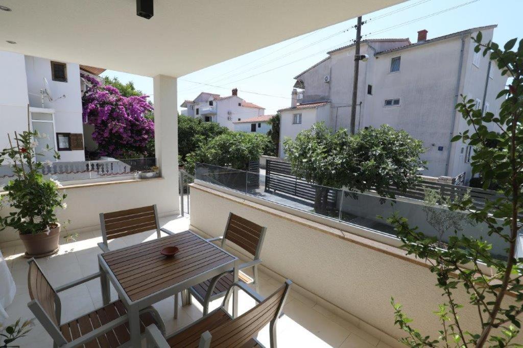 Smil'E Apartments Vodice Esterno foto