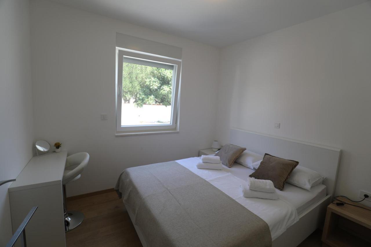 Smil'E Apartments Vodice Esterno foto