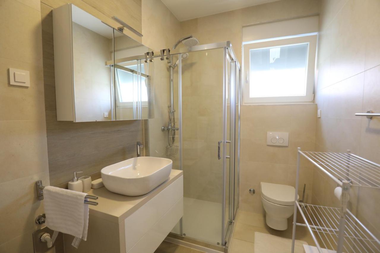 Smil'E Apartments Vodice Esterno foto